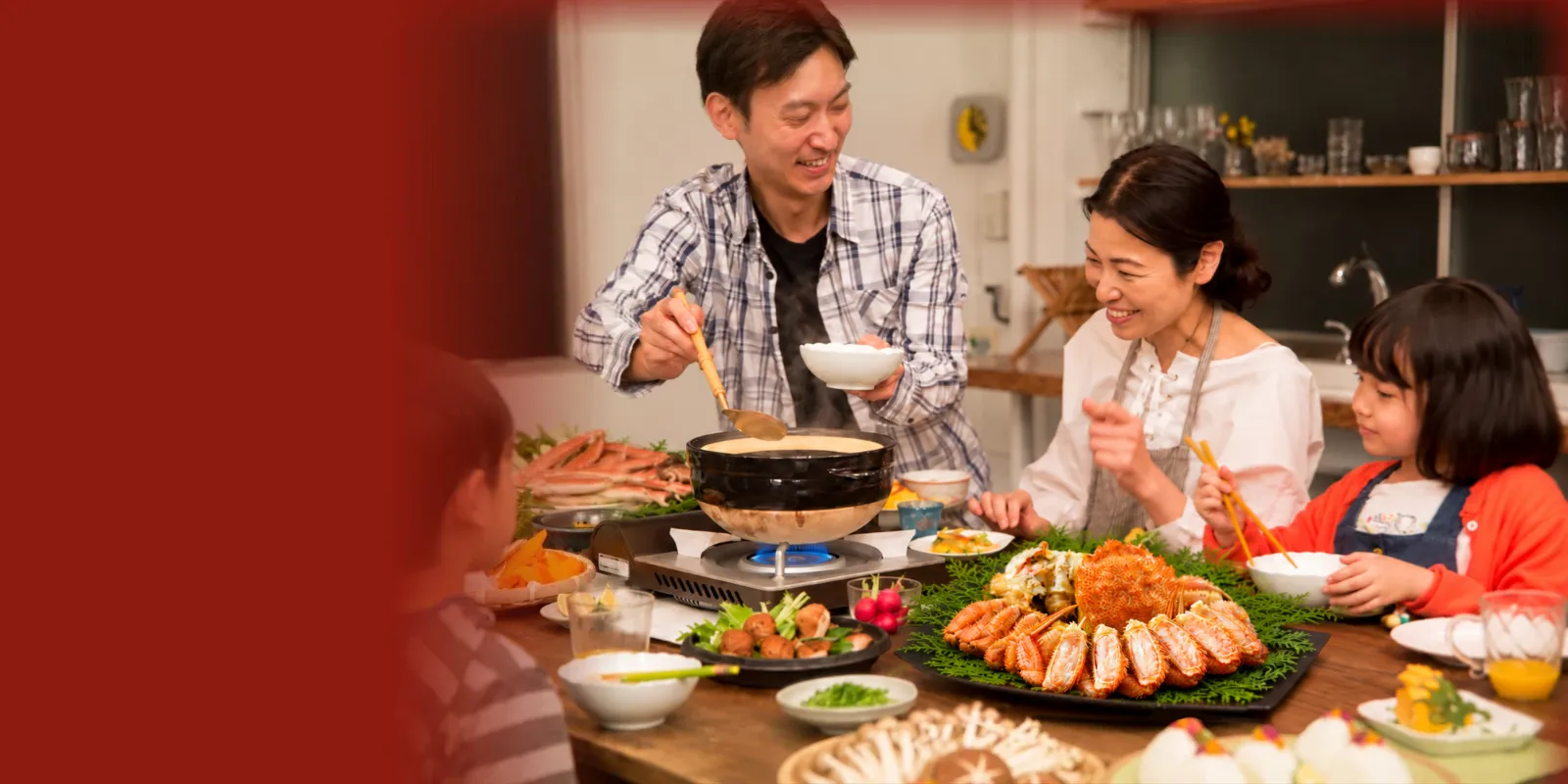 食卓を囲んで極上カニを楽しむ家族