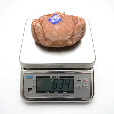 標準サイズ500g毛ガニの冷凍状態、撮影個体の実測値634g