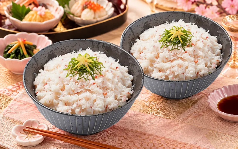 お茶碗サイズのご飯に紅ズワイガニむき身フレークをのせたカニ丼