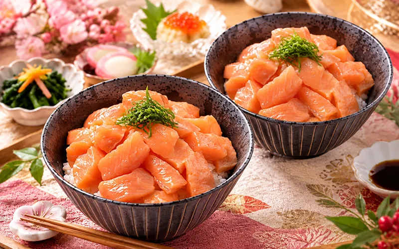 旨たれ漬けサイコロサーモンのサーモン丼