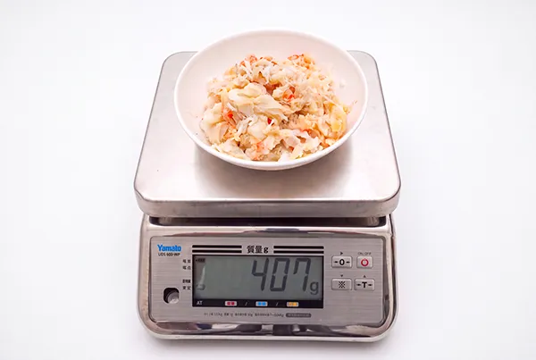 白い抱き肉を計量した写真。はかりは407gを表示