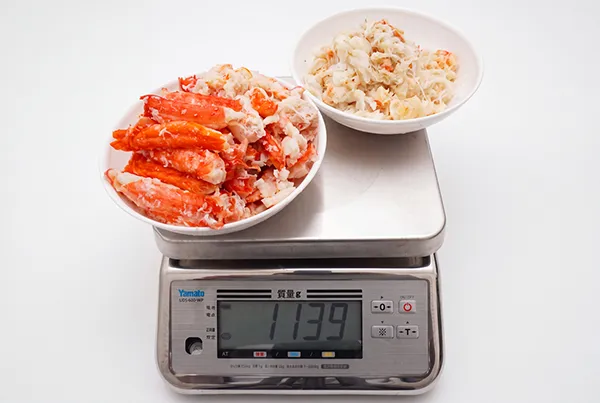 殻をむいたカニ肉を計量した実測写真。はかりは1139gを表示
