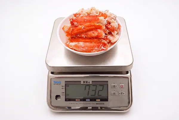 赤い足の身を計量した写真。はかりは732gを表示
