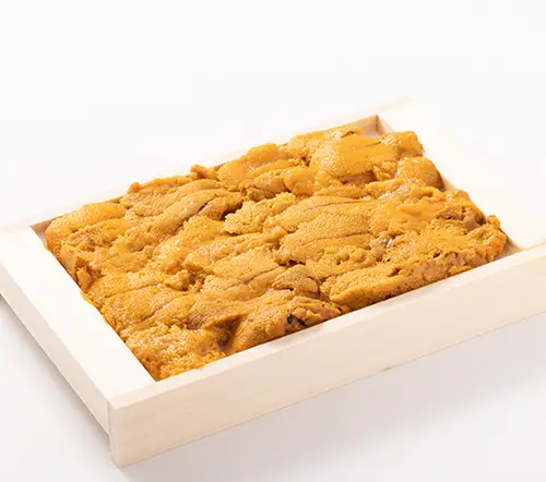 木製の板に並べられた板ウニ
